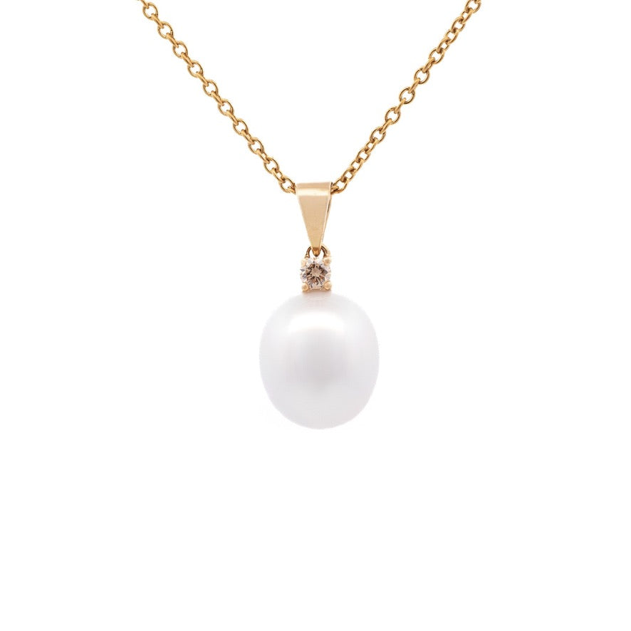 Pendant - Australian South Sea Pearl 11-12 mm 1 Argyle Diamond 0.12 ct 9Kt Yellow Gold